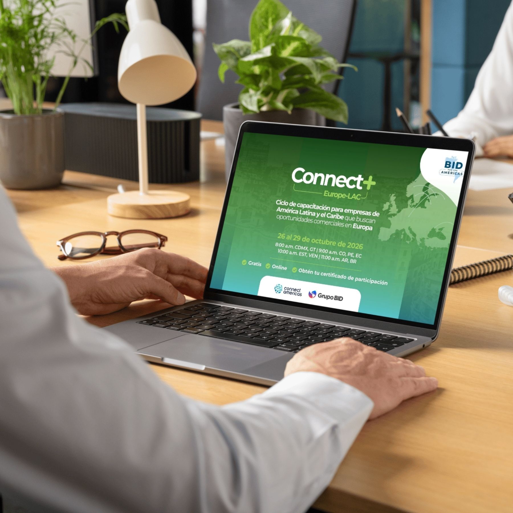 Persona conectada a Connect+ Europe-LAC desde su laptop